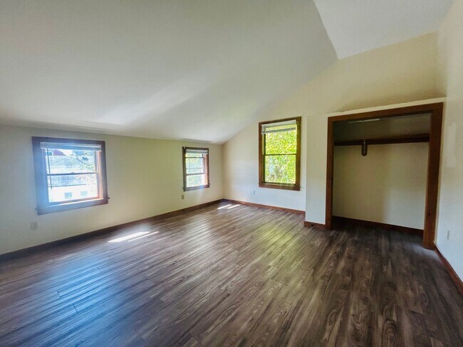 Building Photo - 156 Main St