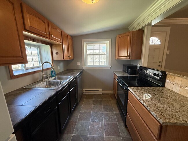 Building Photo - Private Charming Home!