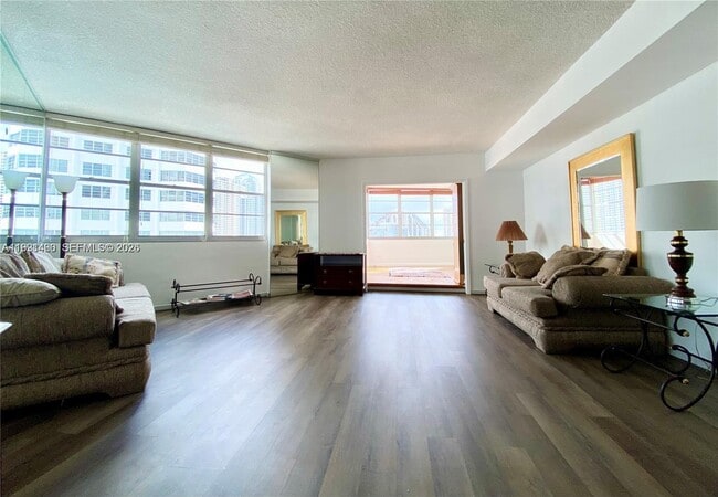 Building Photo - 905 Brickell Bay Dr