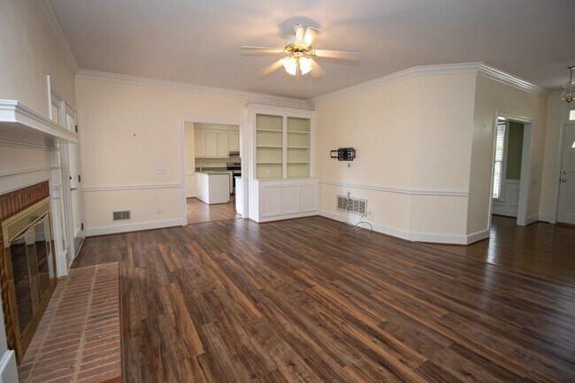 Building Photo - 2220 Montclair Dr