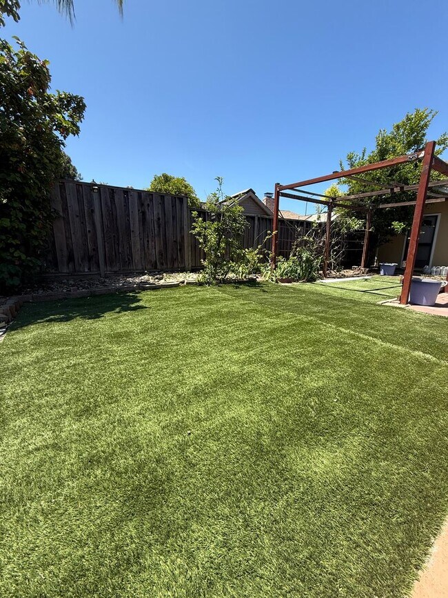 Building Photo - Single Family Home, 4 Bedroom 2 Bath Home ...