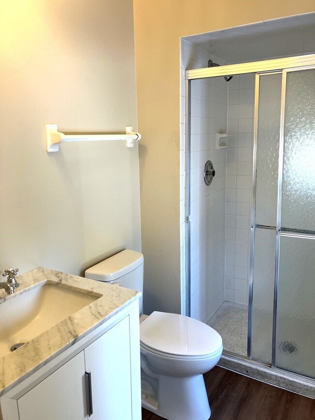 Building Photo - 544 Ravine Ave