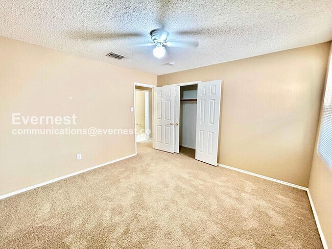 Building Photo - 4 Bed, 2 Bath Home with Fenced Yard & Garage / Available Now!