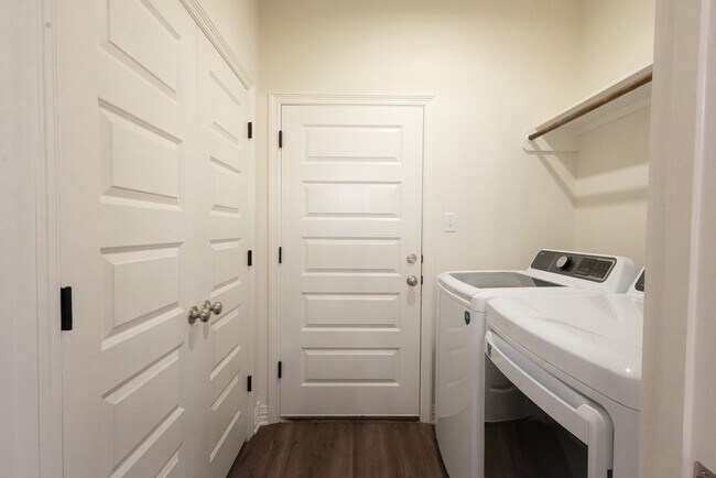 Building Photo - Brand New Townhome for Lease Available 12/18/2025