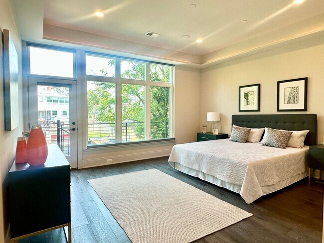 Building Photo - 2 Bedroom 2.5 Bathroom Penthouse with Park...
