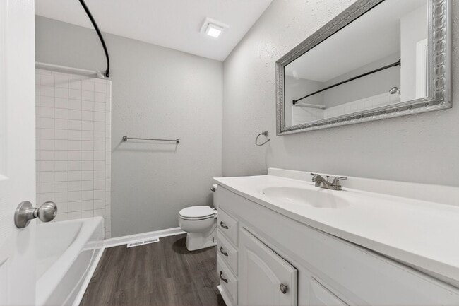 Building Photo - Gorgeous 3/2 townhome in Blue Springs!