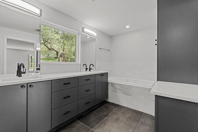 Building Photo - Tarrytown STUNNER!!!