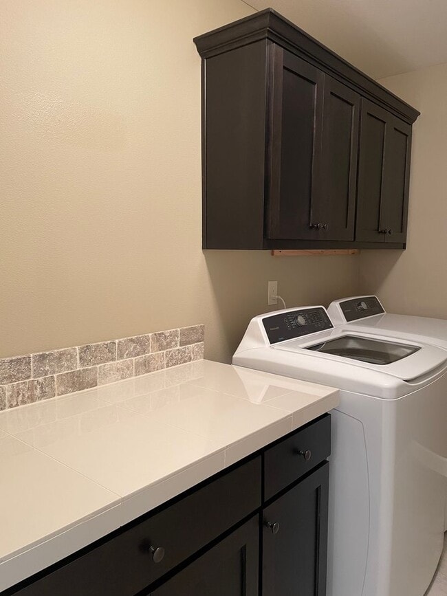 Building Photo - LUXURY 4 Bed Camas Townhome! Gated Communi...