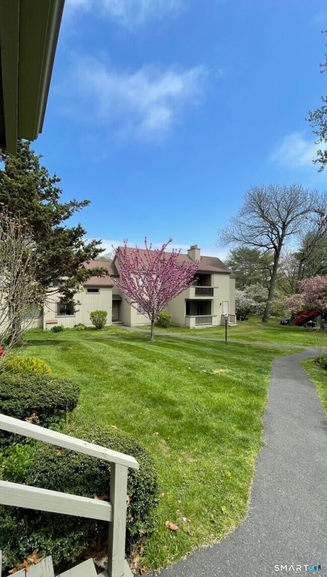 Building Photo - 14b Algonquin Ln