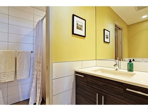 Building Photo - Modern 2 Bed + Den Madison Valley Townhouse!