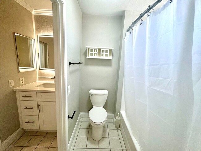 Building Photo - 2 Bedroom, Newly Renovated Beautiful Condo...