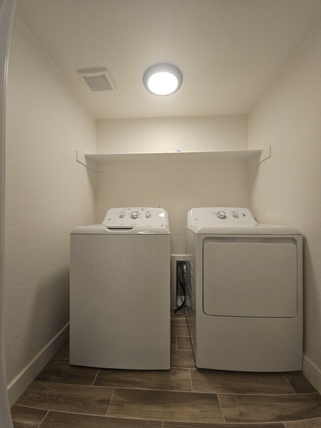 Building Photo - 2300 E Magma Rd