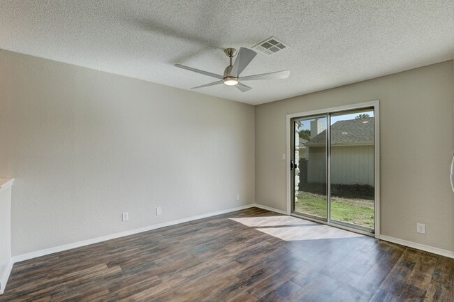 Building Photo - Home Like Living at Apartment Prices