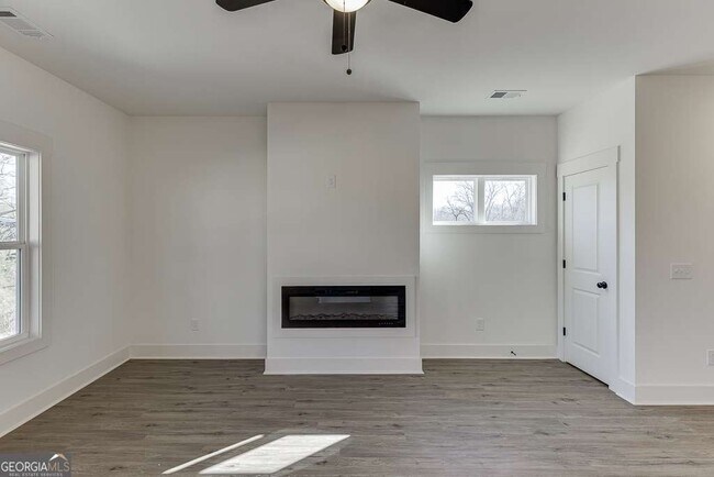 Building Photo - 585 Clayton St