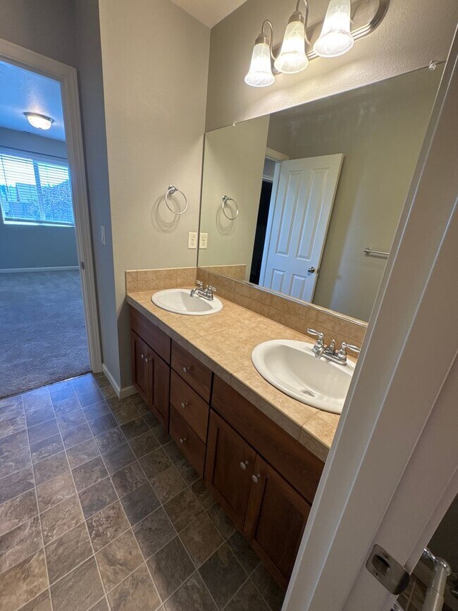 Building Photo - Beautiful 3 bedroom with bonus loft area i...
