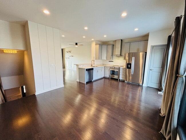 Building Photo - 3-4 Bedroom, 3.5 Bath Townhouse