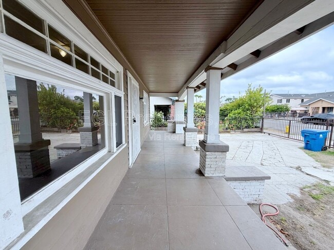 Building Photo - 860 W 56th St