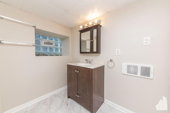 Building Photo - 1 bedroom in Chicago IL 60618