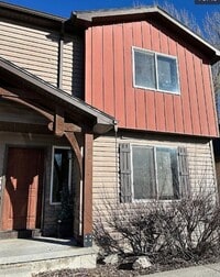 Building Photo - 3 bed 1.5 bath IMMACULATE END-UNIT Townhome in the Meadows