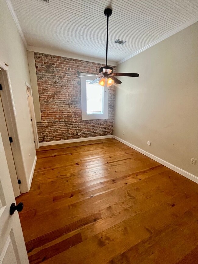 Building Photo - 25 W Oak St