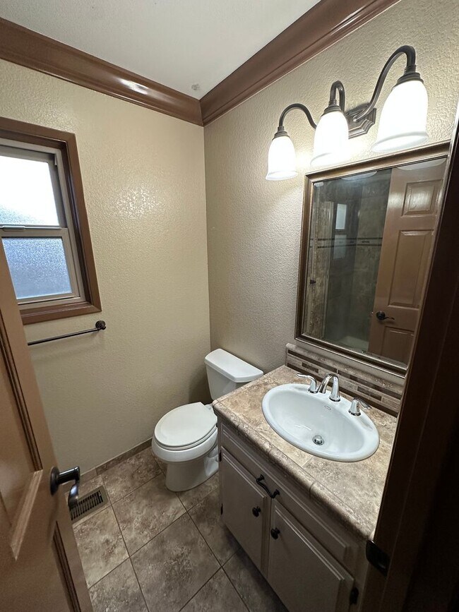 Building Photo - Single Story 3 Bedroom, 3 Full Bath / Best...