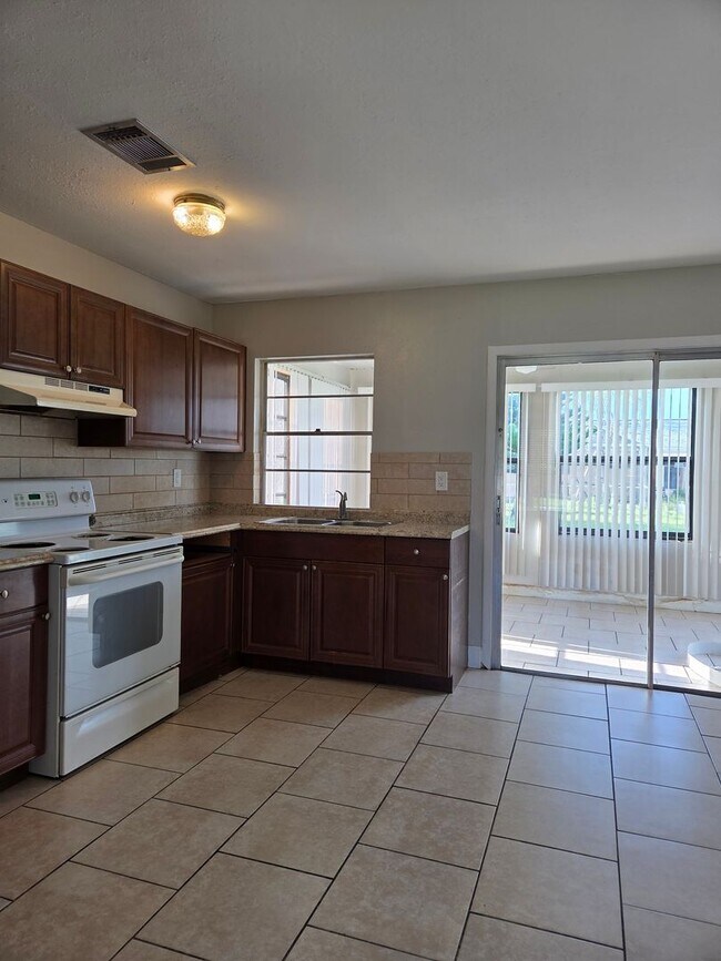 Building Photo - S. BISCAYNE & TAMIAMI TRAIL / 2 bedroom home / $ 1450