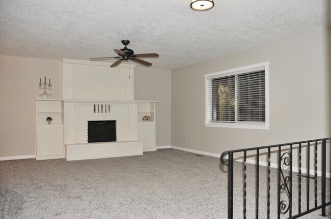 Building Photo - Sanders Beach: 5 bed 2 bath (split level) 4 car garage