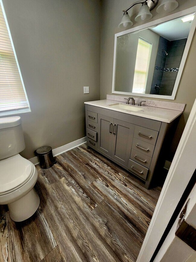 Building Photo - Large, family-friendly S. Knox 3br/2ba w office