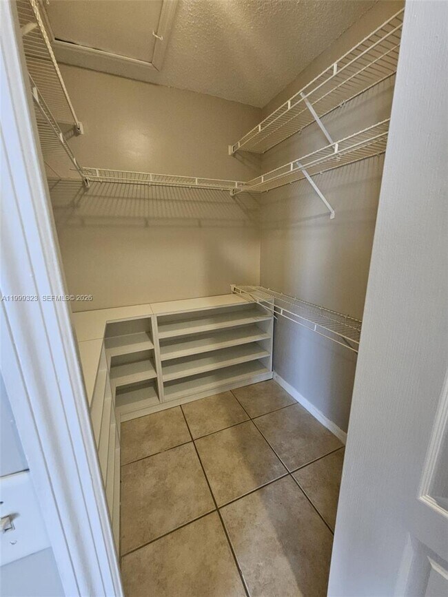 Building Photo - 2527 W 76th St