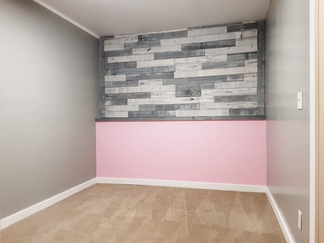 Building Photo - 4 Bed/ 2 Bath Townhome!