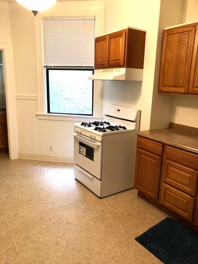 Building Photo - Bright & Spacious 1 Bedroom, Washer/Dryer ...