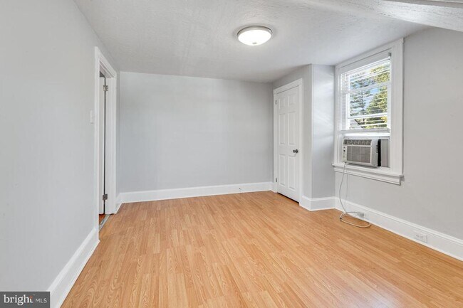Building Photo - 158 Montgomery Ave
