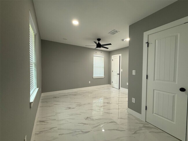 Building Photo - 2630 De Soto St