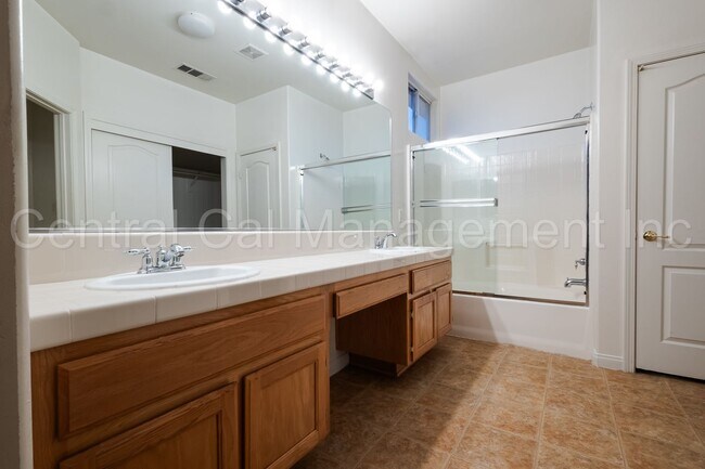 Building Photo - Large 4 Bedroom, 3 Bath Home in the Desire...