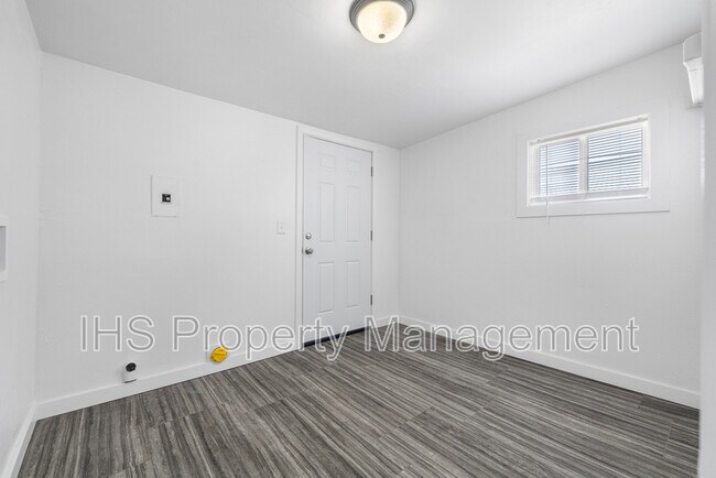 Building Photo - 110 N Douglas Ave