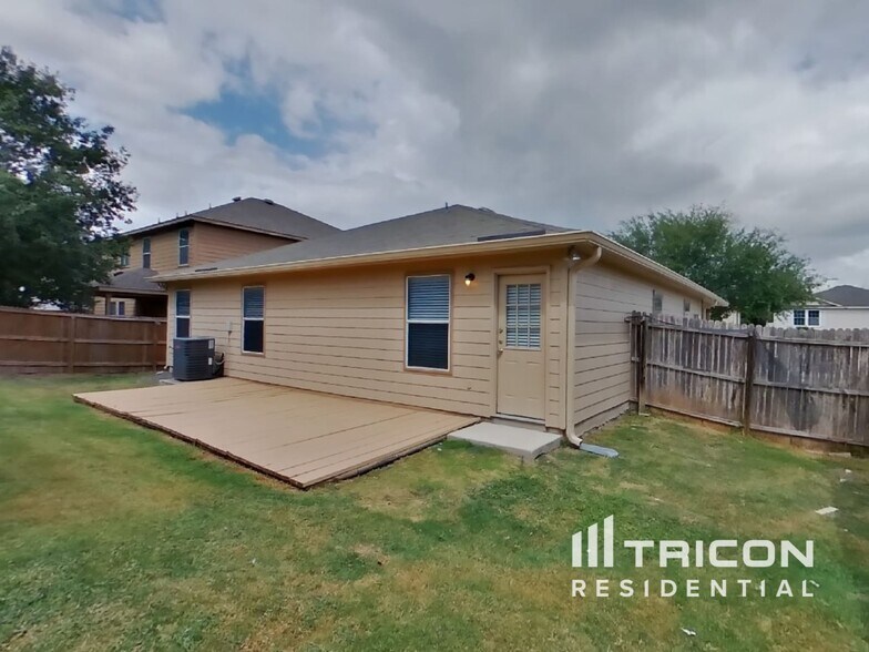Building Photo - 353 Willow View