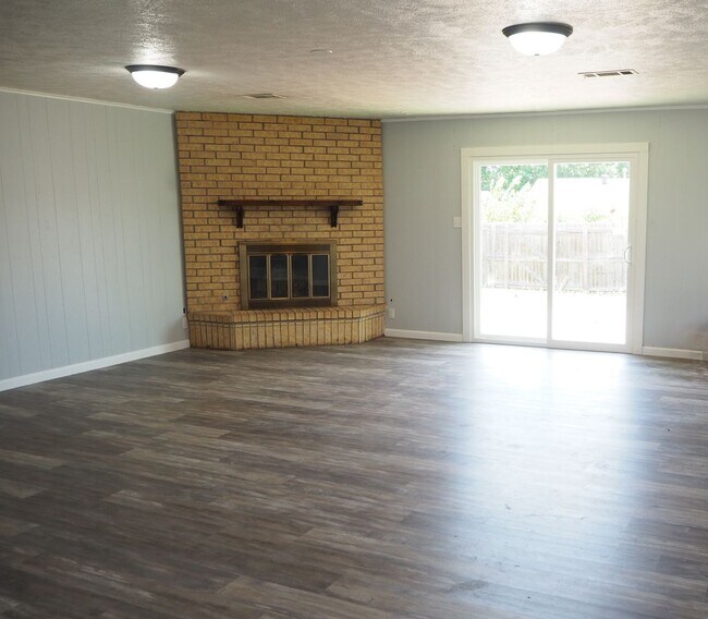 Building Photo - 3 Bed - 2 Bath in Denton