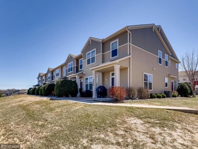 Building Photo - Beautiful 3 Bed/2.5 Bath Townhome in Woodbury- Community Pool! Available Now!