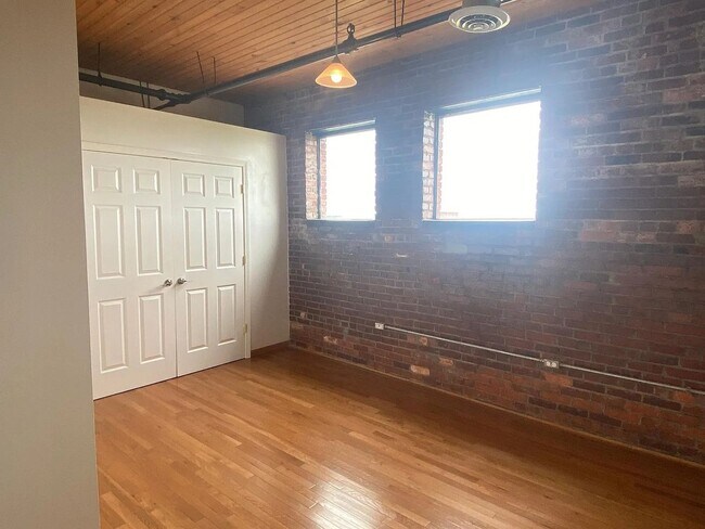 Building Photo - 111 N Main St