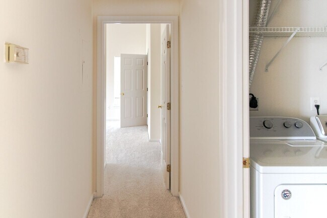Building Photo - Bright & Updated 2 BD 2 BA Condo Conveniently located in Alexandria, VA