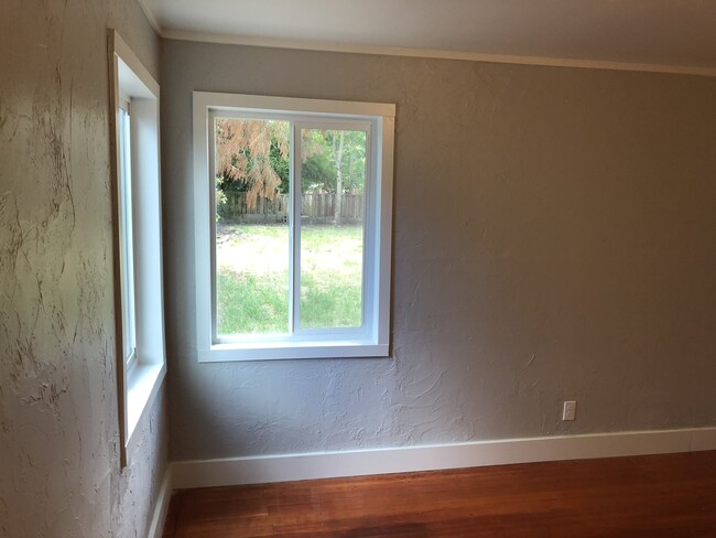 Building Photo - 3 bedroom 1 bathroom house in Springfield!