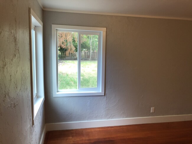 Building Photo - Freshly remodeled 3 bedroom 1 bathroom house!