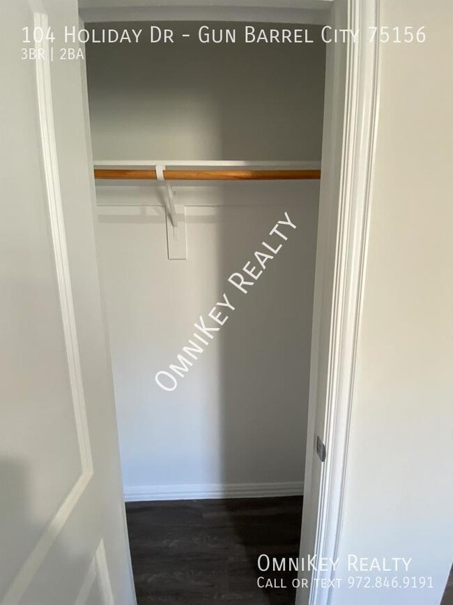 Building Photo - 104 Holiday Dr