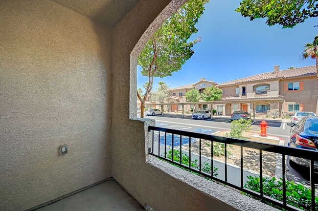 Building Photo - Charming 3-bed, 2-bath Downstairs Unit