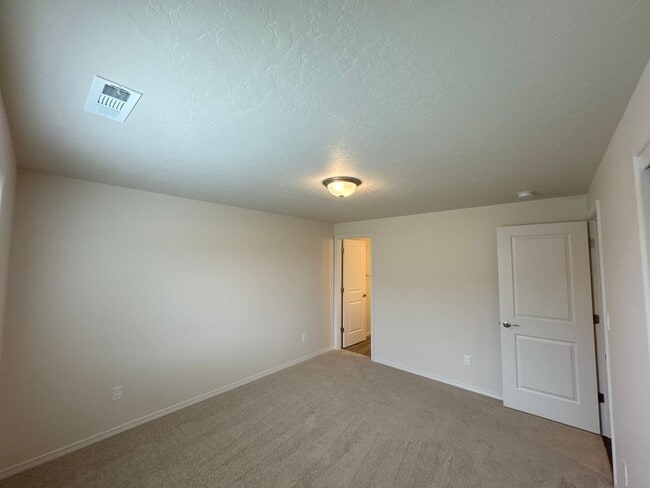 Building Photo - Move in special!