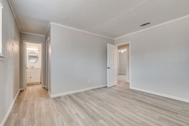 Building Photo - Beautifully Updated, Modern Finishes!