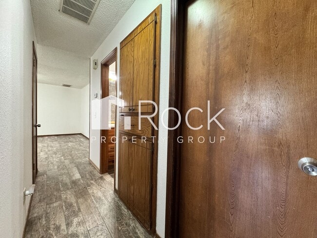 Building Photo - 3 Bedroom, 2 bath, 2 car garage home avail...