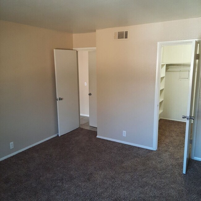 Building Photo - 5978 E 33rd Ct