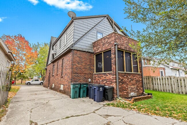 Building Photo - 522 W Hudson Ave