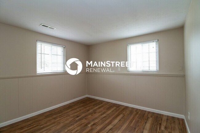 Building Photo - 4 Bedroom Pet-Friendly Home in Louisville, KY with Main Street Renewal